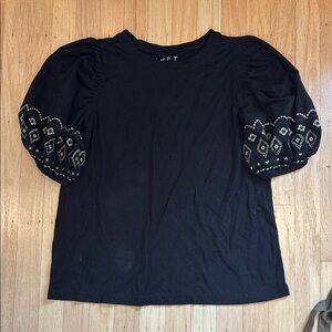 Black small women’s top with puffer sleeves- Loft